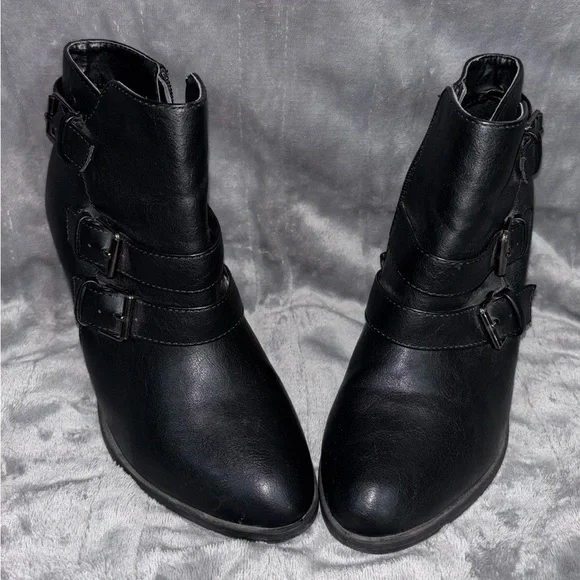 Elegant Triple-Buckle Black Ankle Booties - Picture 1 of 3